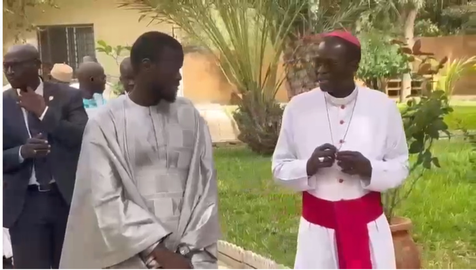 VISITE DU PRÉSIDENT DIOMAYE FAYE CHEZ MONSEIGNEUR BENJAMIN NDIAYE : L’Archevêque a béni Diomaye qui assure de sa disponibilité et sollicite des prières VISITE DU PRÉSIDENT DIOMAYE FAYE CHEZ MONSEIGNEUR BENJAMIN NDIAYE : L’Archevêque a béni Diomaye qui assure de sa disponibilité et sollicite des prières