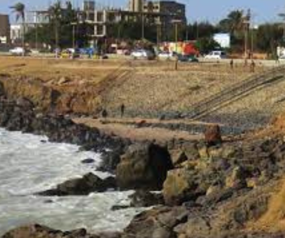 CONSTRUCTION SUR LE DOMAINE PUBLIC MARITIME À DAKAR : Ousmane Sonko annonce l’arrêt des travaux pour deux mois et la création d’une commission ad hoc