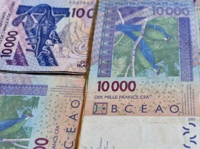 LA DOMESTIQUE VIT EN CONCUBINAGE AVEC SON PATRON MARIÉ ET LUI VOLE 12 MILLIONS F CFA : Amy Amar donne 6 millions à son copain pour l'achat d'un véhicule Ford, envoie une partie de l'argent à son marabout et à son amie