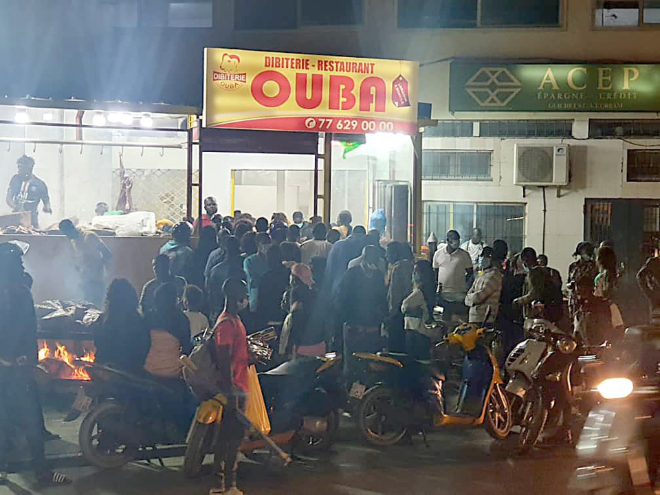 POUR RÉCLAMER LA SOLDE DE SON ÉPOUSE À LA DIBITERIE OUBA : Serigne Sène, furieux, débarque sur les lieux avec son ami, puis menace la gérante et saccage le matériel POUR RÉCLAMER LA SOLDE DE SON ÉPOUSE À LA DIBITERIE OUBA : Serigne Sène, furieux, débarque sur les lieux avec son ami, puis menace la gérante et saccage le matériel