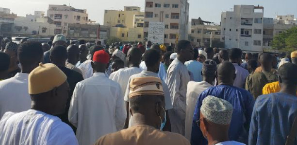 Mansour Seck accompagné par un monde fou au cimetière musulman de Yoff