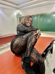 « ATTENTAT À LA PUDEUR », « ATTEINTE À NOS MŒURS » : Le Collectif And Samm Jikko yi porte plainte contre la sulfureuse D-Freezy, la rappeuse qui monte presque nue sur scène