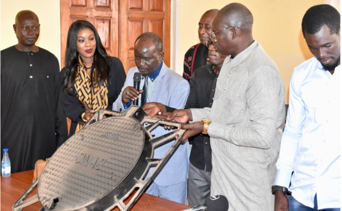 Dr. Cheikh Dieng, DG ONAS /Remise de plaques d’égouts : « Nous demandons aux populations de veiller sur ces plaques qui sont leurs biens communs » (DG)