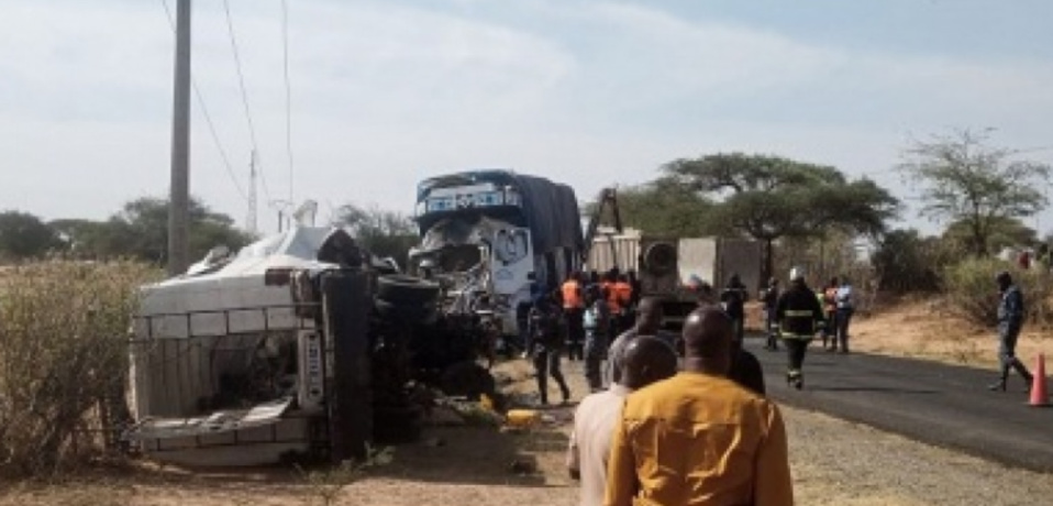 Urgent : onze morts et plusieurs blessés après une collision entre un minibus et un camion Urgent : onze morts et plusieurs blessés après une collision entre un minibus et un camion