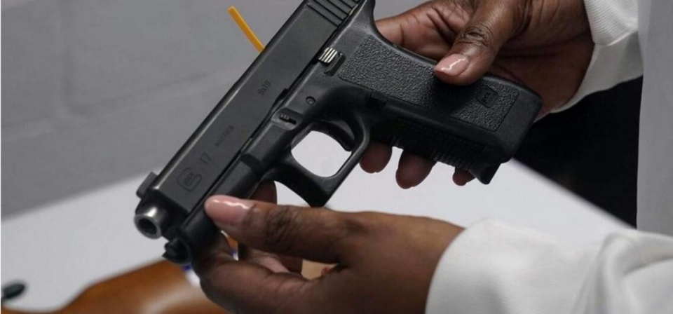 INTERPELLÉ AVEC UNE ARME FACTICE ET UN PAQUET DE 50 MUNITIONS : Pape Amadou Kébé, qui n'avait pas d'attestation d'assurance, brandit la carte bancaire de son frère aîné pour semer les policiers INTERPELLÉ AVEC UNE ARME FACTICE ET UN PAQUET DE 50 MUNITIONS : Pape Amadou Kébé, qui n'avait pas d'attestation d'assurance, brandit la carte bancaire de son frère aîné pour semer les policiers