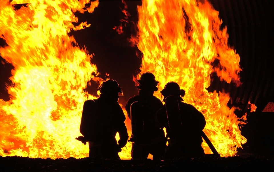 FIN TRAGIQUE D’UN COUPLE À NIAGUE : Il allume trois bougies, asperge la chambre d'essence et met le feu pour se venger de son épouse qu’il accuse de vol FIN TRAGIQUE D’UN COUPLE À NIAGUE : Il allume trois bougies, asperge la chambre d'essence et met le feu pour se venger de son épouse qu’il accuse de vol