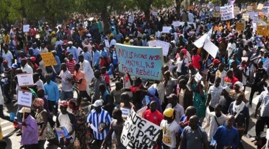Les jeunes de Taxawu préparent une marche