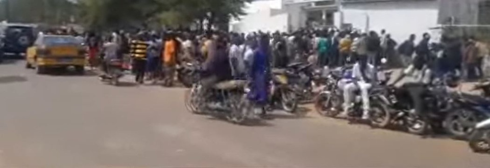 RUÉE MONSTRE DANS LES BUREAUX D’ACCUEIL, D’ORIENTATION ET DE SUIVI (BAOS) : Grosses bousculades des candidats à Dakar, Tamba et Kolda RUÉE MONSTRE DANS LES BUREAUX D’ACCUEIL, D’ORIENTATION ET DE SUIVI (BAOS) : Grosses bousculades des candidats à Dakar, Tamba et Kolda