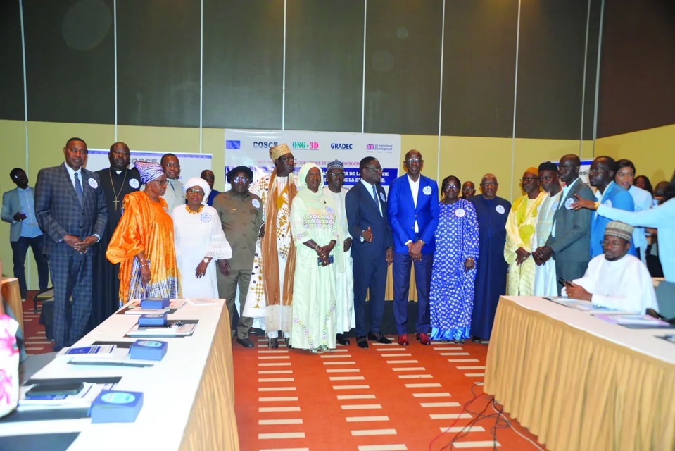 AMBASSADEURS DE LA PAIX ET OBSERVATOIRE NATIONAL DE LA DEMOCRATIE : Deux initiatives de la société civile pour préserver la paix et consolider la bonne gouvernance AMBASSADEURS DE LA PAIX ET OBSERVATOIRE NATIONAL DE LA DEMOCRATIE : Deux initiatives de la société civile pour préserver la paix et consolider la bonne gouvernance