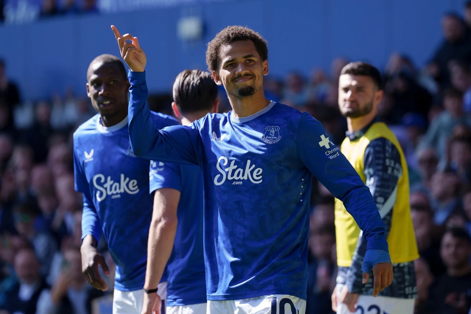 Everton : « je ne suis pas entièrement satisfait », Iliman Ndiaye pointe ses axes d’amélioration Everton : « je ne suis pas entièrement satisfait », Iliman Ndiaye pointe ses axes d’amélioration