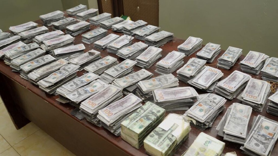 Quelques jours plus tôt: 5850 de billets noirs en coupures de dollars et euros, avaient été saisis Quelques jours plus tôt: 5850 de billets noirs en coupures de dollars et euros, avaient été saisis