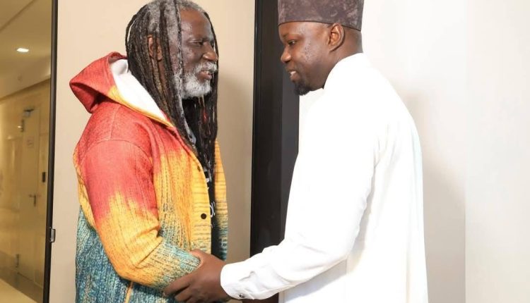 Audience avec Sonko : Tiken Jah Fakoly se félicite d’une rencontre historique et inspirante