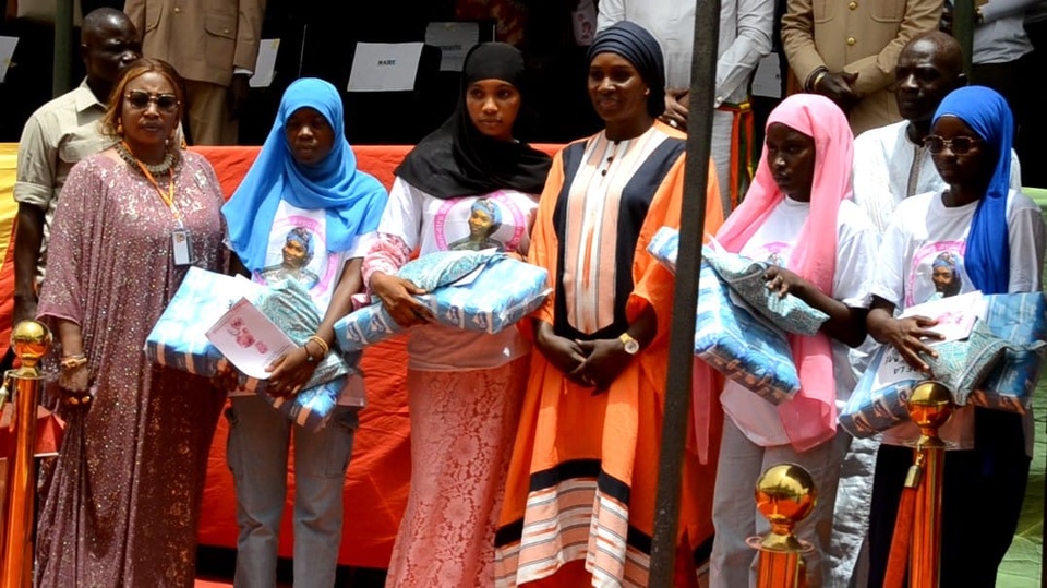 Marie Khone Faye à Kolda hier pour donner des serviettes hygiéniques aux filles visite un abri provisoire Marie Khone Faye à Kolda hier pour donner des serviettes hygiéniques aux filles visite un abri provisoire