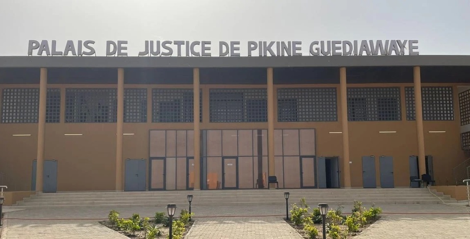 ESCROQUERIE AU VISA : Le marabout Prince Mbacké condamné avec sursis, mais reste en détention pour un autre dossier en instruction ESCROQUERIE AU VISA : Le marabout Prince Mbacké condamné avec sursis, mais reste en détention pour un autre dossier en instruction