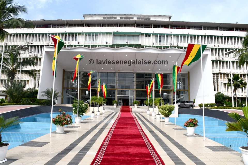 Budget : la prévision des recettes en baisse, le déficit en hausse, le taux de pression fiscale en baisse