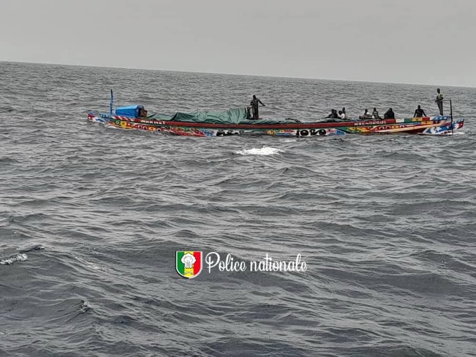 Contrebande maritime : 15 personnes arrêtées au large de Joal avec 22 tonnes de cuisses de poulet Contrebande maritime : 15 personnes arrêtées au large de Joal avec 22 tonnes de cuisses de poulet