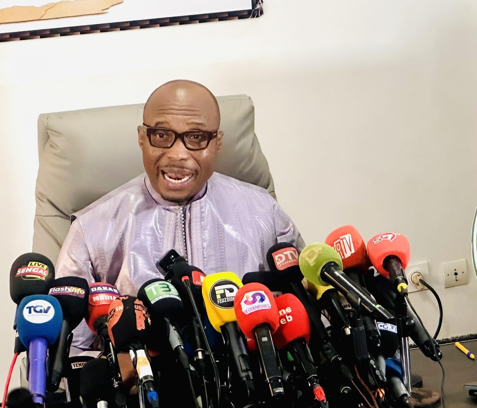 RENCONTRE AVEC LES PARTIS POLITIQUES, MOUVEMENTS ET DES MEMBRES DE LA SOCIÉTÉ CIVILE : Barthelemy Dias jette les bases d’un large front de l’opposition RENCONTRE AVEC LES PARTIS POLITIQUES, MOUVEMENTS ET DES MEMBRES DE LA SOCIÉTÉ CIVILE : Barthelemy Dias jette les bases d’un large front de l’opposition