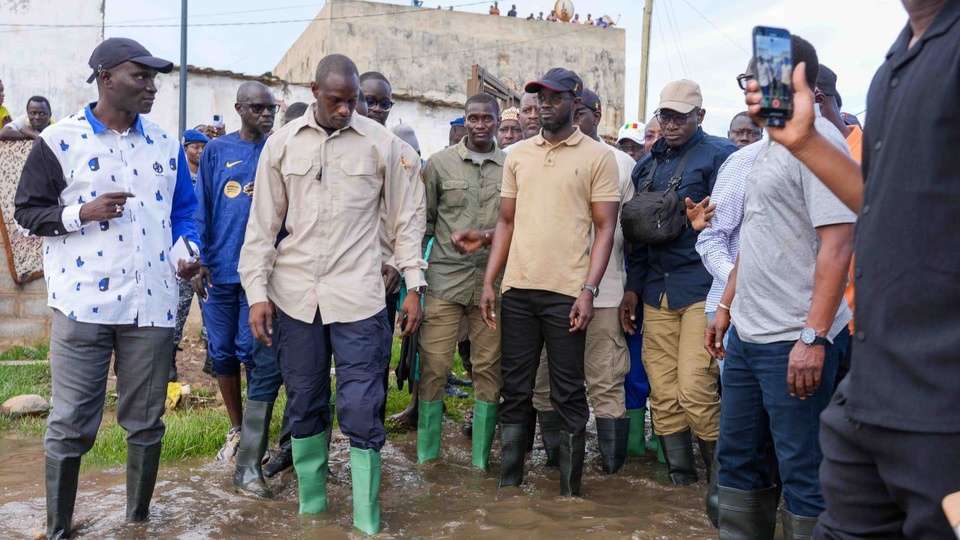 VISITE DU CHEF DE L’ETAT AUX ZONES INONDÉES DE THIAROYE SUR MER ET DES PARCELLES : Diomaye renforce les mesures d’atténuation et annonce des solutions structurelles à long terme