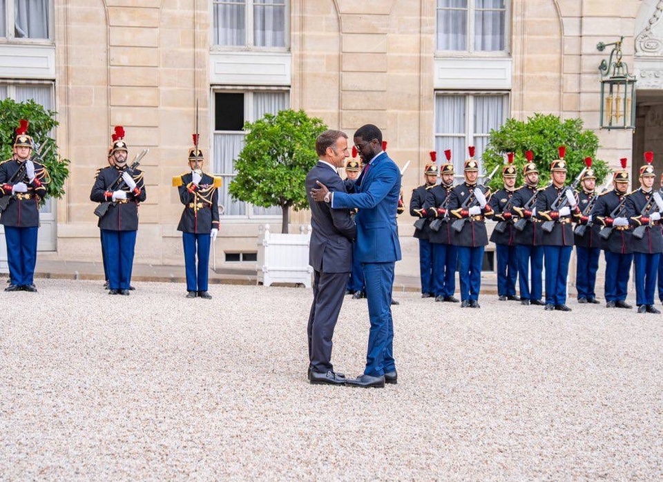 Le Président Faye reçu par le Président Emmanuel Macron pour un déjeuner de travail.