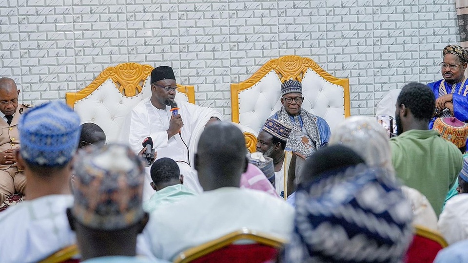 VISITE DU PREMIER MINISTRE A LEONA NIASSENE : Sonko prêche l’unité et salue le rôle historique de Léona Niassène dans la préservation de la paix sociale et la transmission des valeurs islamiques