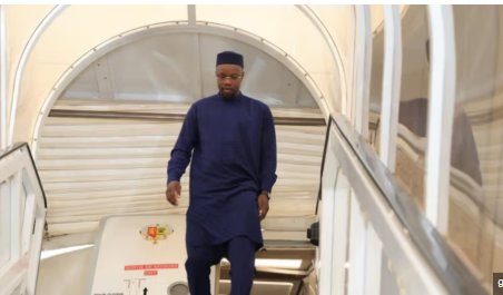 Sonko à Milan : l’opposition prépare une manif avec comme dress code : le rouge