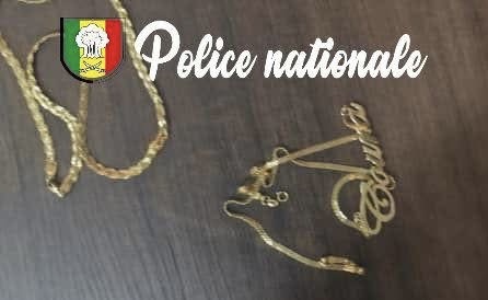 Un individu arrêté avec deux chaînes, sept boucles d'oreilles et une bague