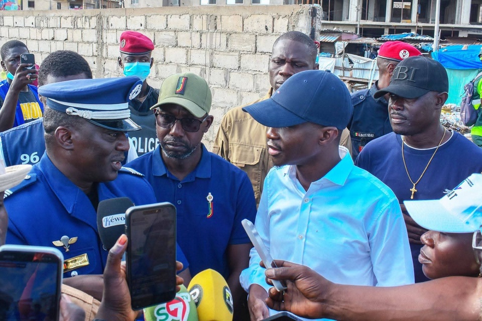 COLOBANE SOUS HAUTE TENSION : L’opération coup de poing du ministre Bamba Cissé pour rétablir l’ordre dans l’espace public COLOBANE SOUS HAUTE TENSION : L’opération coup de poing du ministre Bamba Cissé pour rétablir l’ordre dans l’espace public