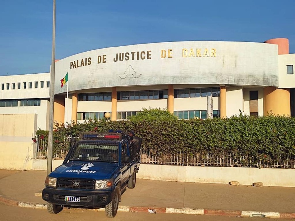 Jugés hier dans une affaire contre un policier sénégalais, 4 marins français condamnés à 1 mois avec sursis Jugés hier dans une affaire contre un policier sénégalais, 4 marins français condamnés à 1 mois avec sursis