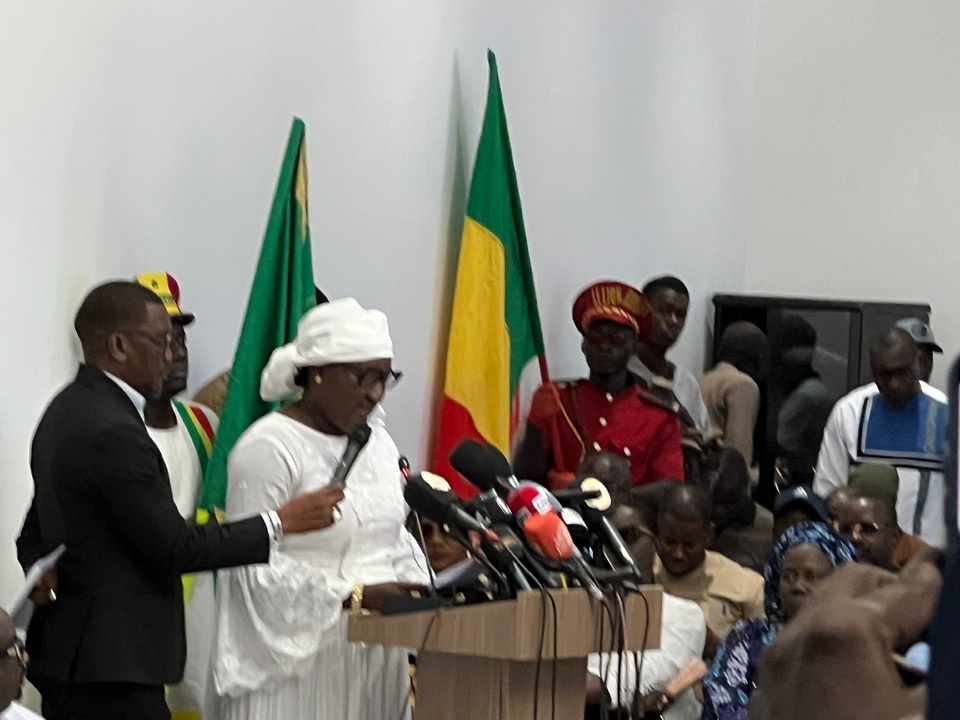20E PRÉSIDENT DE LA FEDERATION SENEGALAISE DE FOOTBALL : Abdoulaye Fall officiellement installé hier avec son équipe 20E PRÉSIDENT DE LA FEDERATION SENEGALAISE DE FOOTBALL : Abdoulaye Fall officiellement installé hier avec son équipe