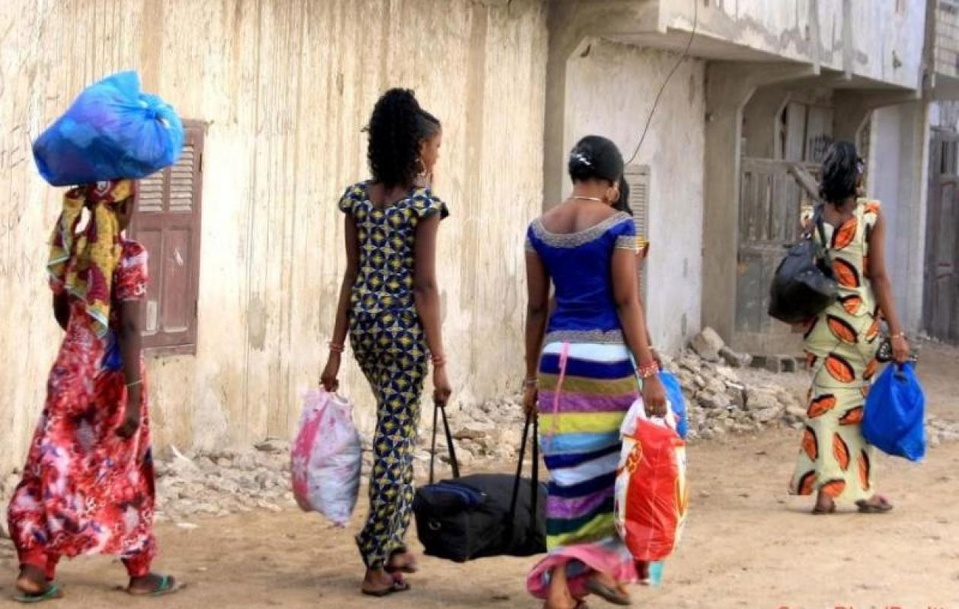 DAKAR, PROMESSE ET DÉFI : Le quotidien des jeunes Maliennes DAKAR, PROMESSE ET DÉFI : Le quotidien des jeunes Maliennes