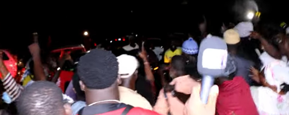 Lat Diop, libre, accueilli par une foule de militants Lat Diop, libre, accueilli par une foule de militants