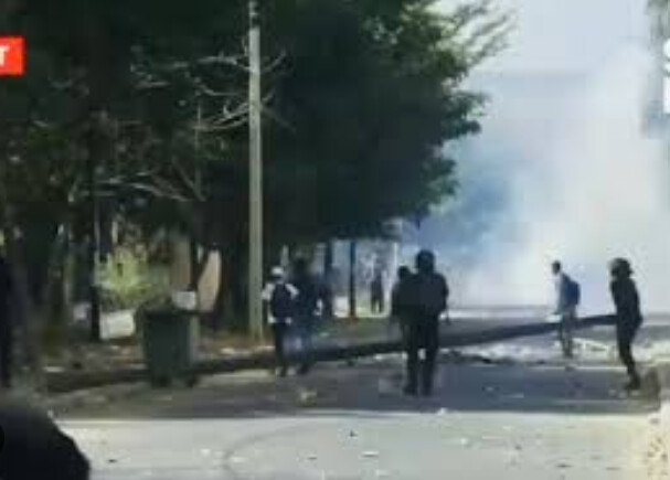 Retard dans le paiement de leurs bourses : les étudiants reprennent les pierres contre grenades lacrymogènes