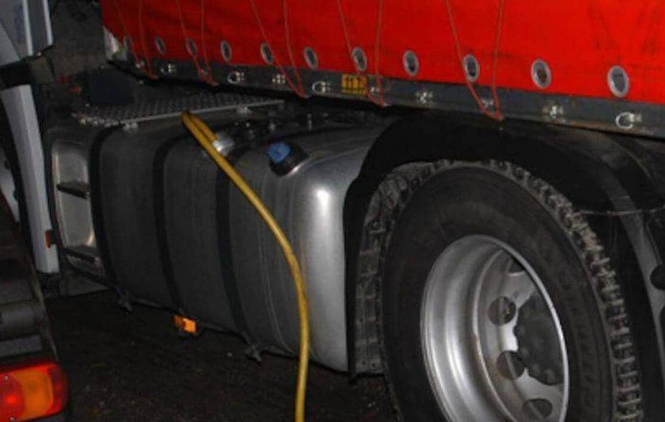 .   3 individus arrêtés en train d'extraire, avec un tuyau, du carburant sur un camion non immatriculé