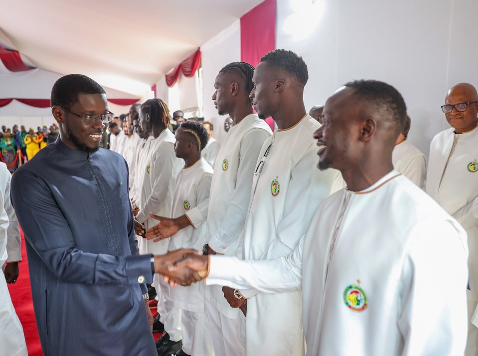 Les Lions de la Teranga rayonnent en blanc pour la remise du drapeau national