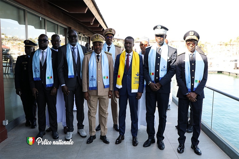 Remises de décorations à plusieurs fonctionnaires de la police Remises de décorations à plusieurs fonctionnaires de la police