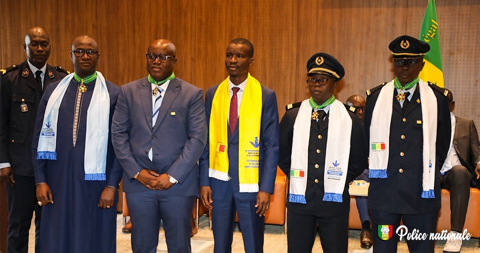 Remises de décorations à plusieurs fonctionnaires de la police Remises de décorations à plusieurs fonctionnaires de la police