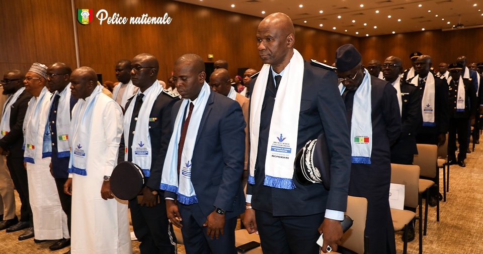 Remises de décorations à plusieurs fonctionnaires de la police Remises de décorations à plusieurs fonctionnaires de la police