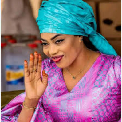 Sokhna Aida Saliou Thioune offre une Nissan toute neuve à Serigne Babacar Mbacké Moukabaro