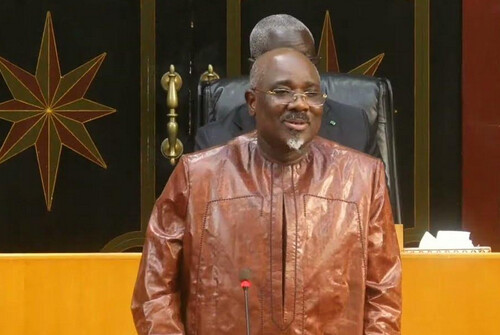 Demande de suspension de poursuites engagées contre Farba