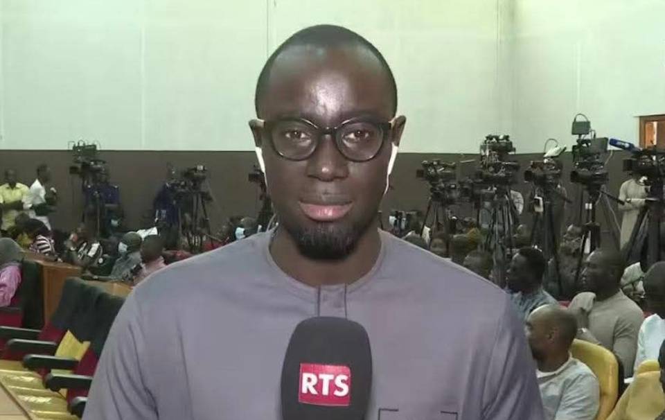 Affaires des présumés homosexuels : Le journaliste de la RTS Pape Birame Bigué Ndiaye a été arrêté par les gendarmes en plein point de presse du procureur de la république suite au décès d'Abdoulaye Ba.