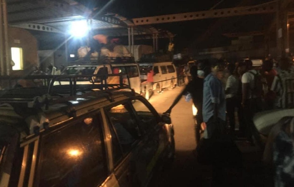 ACTE CONTRE-NATURE AUX BAUX MARAÎCHERS DE PIKINE : Deux garçons surpris en pleins ébats sexuels dans un bus en stationnement ACTE CONTRE-NATURE AUX BAUX MARAÎCHERS DE PIKINE : Deux garçons surpris en pleins ébats sexuels dans un bus en stationnement