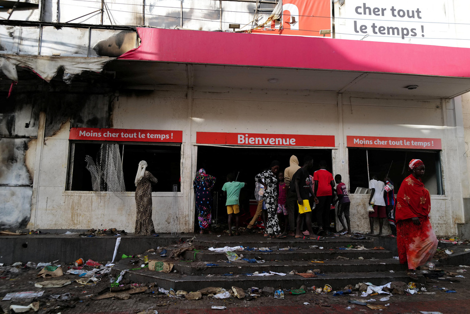 VOL DE 10 FLACONS DE PARFUM A AUCHAN GIBRALTAR : Un chauffeur malien prend 3 mois ferme et une interdiction de séjour au Sénégal pour 10 ans