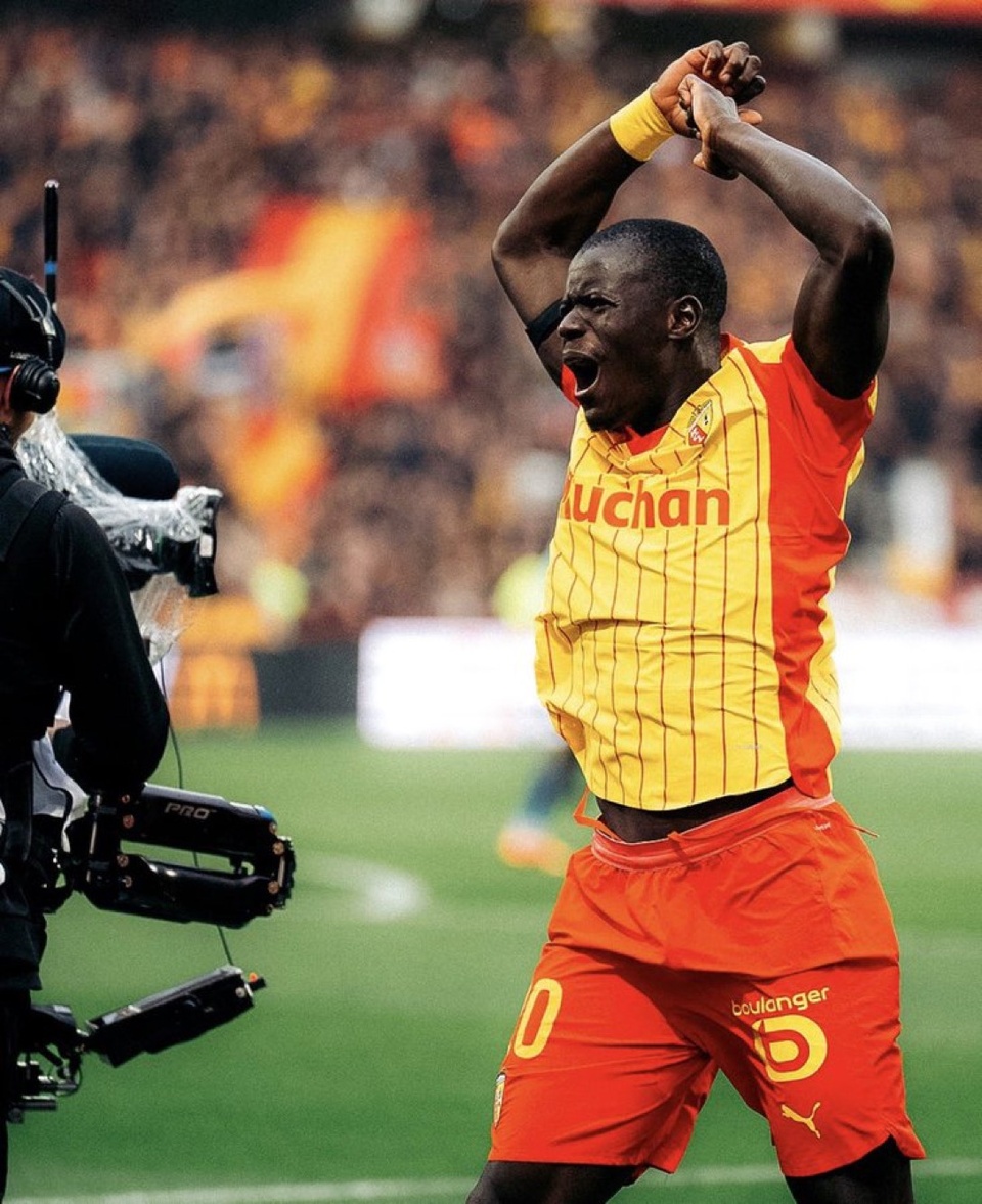 ENTRE REVE BRISE CHEZ LES BLEUS ET RENAISSANCE AVEC LES LIONS : L’histoire de Malang Sarr qui frappe à la porte de la Tanière