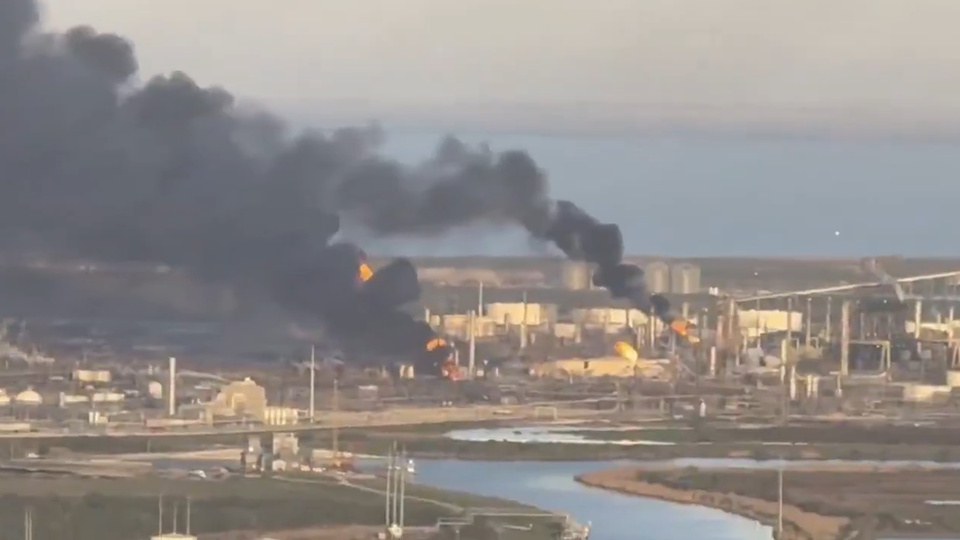 Explosion dans une raffinerie de pétrole au Texas : la population appelée à se confiner Explosion dans une raffinerie de pétrole au Texas : la population appelée à se confiner