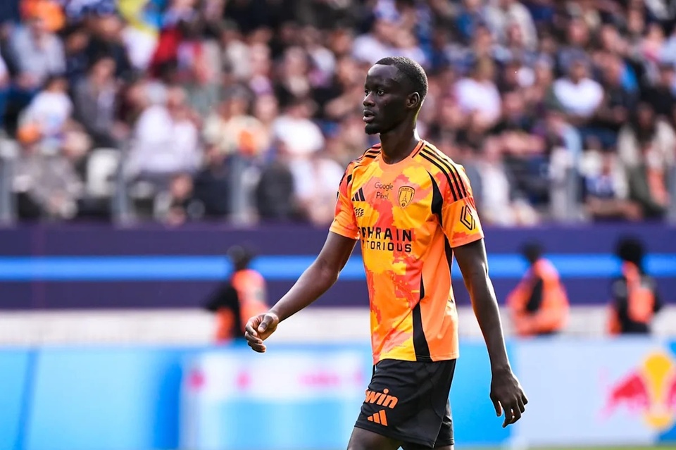 UN LION SOLIDE DEVENU PATRON AU PARIS FC : Moustapha Mbow dans le viseur des clubs anglais après sa saison référence