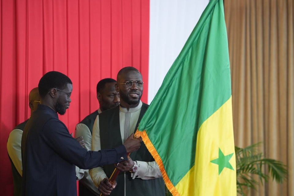 Le Président Bassirou Diomaye Faye remet le drapeau national aux Lions pour la Coupe du Monde 2026