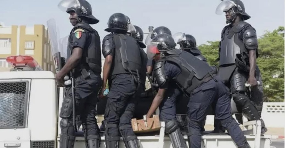 OPÉRATION MUSCLÉE CONTRE UN DEALER À YEUMBEUL AFIA 3 : Un policier blessé à l'œil droit par un projectile, ses collègues ouvrent le feu pour disperser les lanceurs de pierres OPÉRATION MUSCLÉE CONTRE UN DEALER À YEUMBEUL AFIA 3 : Un policier blessé à l'œil droit par un projectile, ses collègues ouvrent le feu pour disperser les lanceurs de pierres