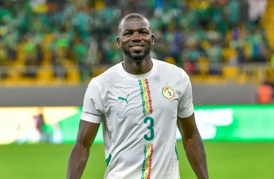 TRANSITION GENERATIONNELLE DANS LA TANIERE « Ce sont eux le futur de cette équipe » : le vibrant plaidoyer de Kalidou Koulibaly pour l'intégration des jeunes TRANSITION GENERATIONNELLE DANS LA TANIERE « Ce sont eux le futur de cette équipe » : le vibrant plaidoyer de Kalidou Koulibaly pour l'intégration des jeunes