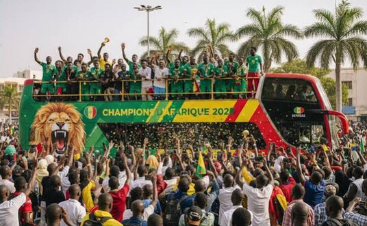 LES LIONS EN PLEINE LUCARNE À L'AUBE DU RASSEMBLEMENT DAKAROIS De Monaco à Manchester, la Tanière impose sa loi avant le grand retour à Dakar