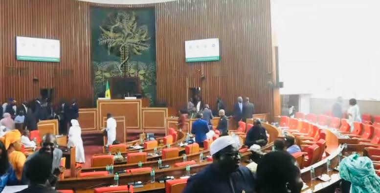 Incident à l'hémicycle, obligeant Ousmane Sonko à suspendre la séance